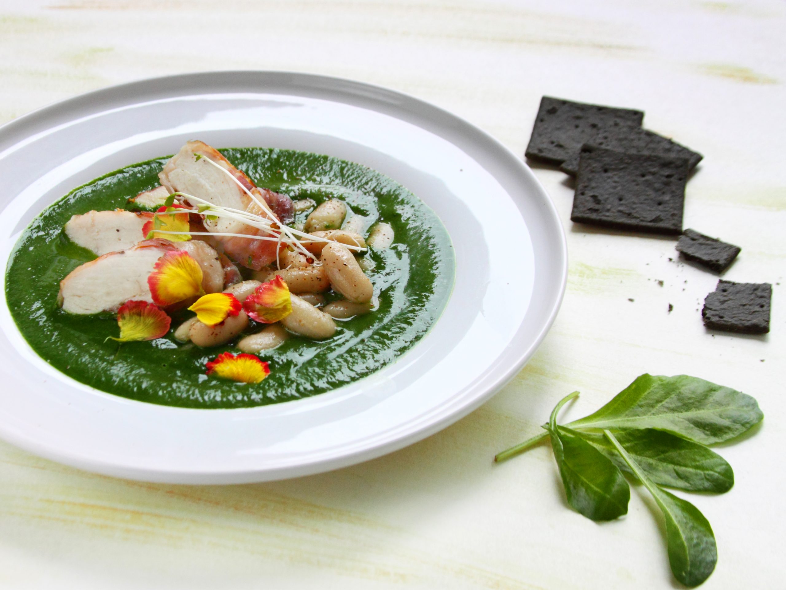 Pollo con Crema di Erbette e Cannellini